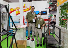 Los empleados de Takigen mostraron las distintas soluciones de elevación, desde manuales hasta automatizadas, para hacer más cómoda la recogida de fruta. Ide Kaisuke, a la izquierda, presenta la última innovación.