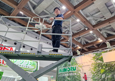 El cielo no es el límite para Masato Sasai de Minoru mientras exhibe sus elevadores de tijera en el salón