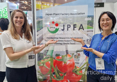 Rebekka Boekhout (VerticalFarmDaily) y Eri Hayashi, de la JPFA, fotografiadas en el stand de la Asociación.