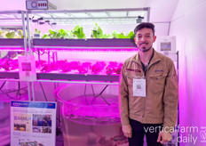 Hernán Ocampos, de Espec Mic Corp, muestra el sistema de cultivo acuapónico de la empresa.
