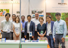 El stand de Tomita presentando su software de IoT y soluciones para invernaderos con Hiraaki Tomita y su mujer en la foto, el segundo por la derecha.