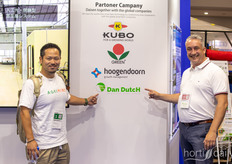 Koshi Fujimaki, de Agrimind, se fijó en el logotipo de DanDutch en el cartel de empresas colaboradoras de Daisen, así que Xander tuvo que fotografiarse con él.