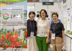 Nozomi Hiramatsu, Eri Hayashi y Hiroko Nakaoka, del equipo internacional de la Asociación Japonesa de Fábricas de Plantas. La JPFA presentó varios proyectos, como el de sus miembros y sus proyectos de investigación.
