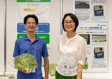 Yuma Matsuzawa, de LeafLab, y Eri Hayashi, del JPFA, presentan su programa de fitomejoramiento en el campus del JPFA.