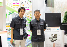 Daisuke Sakurai y Koichi Hamashima mostrando el robot picador de Denso, que acaparó mucha atención en la feria.