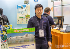 Shohei Yamazaki, de Nikken Lease, expone los dispositivos de control de la empresa para impedir la entrada de elementos nocivos en los invernaderos.