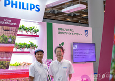 Gauri Maharjan y Masahiko Suzuki, de Philips, muestran las últimas soluciones LED para las operaciones de la CEA.