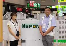 Nao Moriwaki y Tuya Edagaki, de Nepon, presentaron varios productos para invernaderos. La empresa mostró sus productos de refrigeración, bombas de calor, secadores y dispositivos IOT.