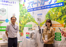 Tohru Morimoto y Rina Fujita, de Honest, muestran sus dispositivos de control para ayudar a los agricultores a automatizar sus invernaderos.