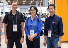 Dariusz Zmuda y Osumi Yuichi, de HarvestX, fotografiados con Eri Hayashi, del JPFA. HarvestX trabaja en robots recolectores para operarios de invernaderos.