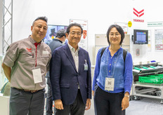 El equipo de Yanmar fotografiado con Eri Hayashi, de la Asociación de Fábricas de Plantas de Japón.