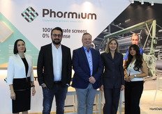 Gizem Demirhan, Tayyar Erzurumlu, Peter Ollevier, Vitalina Tsourkan y Sule Soylu con Phormium. Gizem trabaja en el servicio de atención al cliente en Turquía. Este fue un paso importante después de que Phormium abriera su almacén en Turquía el año pasado.