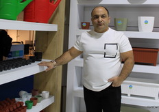 Mustafa Aici con Spring, mostrando una amplia gama de macetas de plástico y bandejas de cultivo