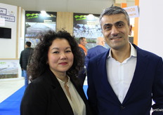 Julia Komarova, de Meteor Systems BV, y Arthur Mkrtumian, de Agrotech-Didam. Trabajando juntos y compartiendo stand para atender a Turquía y los países vecinos.