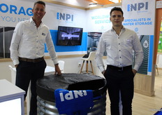 Erik van der Geest y Leo Oegema, de NPI, junto a un ejemplo de su depósito de almacenamiento de agua.