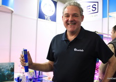 El siempre sonriente James Goodwin, director regional para los países EMEA de BlueLab, sosteniendo el Bluelab OnePen. Esta herramienta 3 en 1 mide el pH, la conductividad (EC/PPM) y la temperatura, optimizando la absorción de nutrientes. Se conecta a la aplicación Edenic a través de Bluetooth para compartir en tiempo real, actualizaciones y gestión integral de datos.