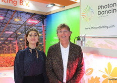Irem Tumay y Wilco Verkuil con Photon Dancing, por primera vez en la Gorwtech. Presentación de la lámpara LED IR-PAR. Esta lámpara es única por su capacidad de producir calor y luz en la misma lámpara. Ambas pueden utilizarse juntas o por separado.