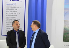 Etibar Aliyev, de Vatan plastik, conversa con un visitante