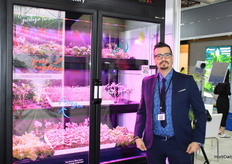 Atahan Akilli con Gantek, junto al ejemplo de la fábrica Plantinova. Construyen fábricas como esta fácilmente para 2000m2