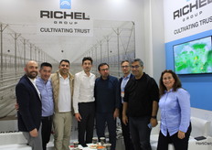 El equipo de Richel habla con clientes turcos