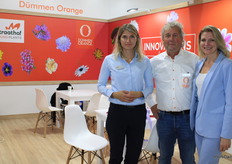 Lidia Tukabaeva y Alena HryShkevich, de Straathof Young Plants, y Ted van Dijk, de Dummen Orange.