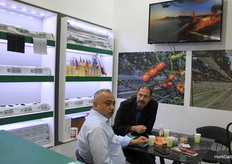 Mustafa Balik, de Prizm, habla con un cliente