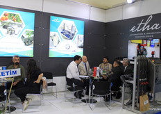 Mert Mizrak habla con los visitantes