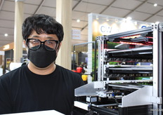 Young Soo Lee con SeneS Technology junto a un modelo de agricultura vertical