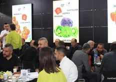 Mucho de qué hablar en el stand de Enza