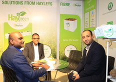 Asiri Silva habla a los visitantes sobre Hayleys Fibre
