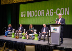 La Indoor Ag-Con comenzó con una mesa redonda. Tom Stenzel, Director Ejecutivo de la Alianza CEA, actuó como moderador y debatió el estado del sector de la agricultura en entornos controlados (CEA). Entre los panelistas se encontraban Tisha Livingston, Directora General de Infinite Acres; Abby Prior, Directora Comercial de BrightFarms; y Skip Hulett, Vicepresidente y Consejero General de NatureSweet.https:// www.hortidaily.com/article/9713184/we-were-never-going-to-disrupt-overnight-but-we-are-doing-it-now/