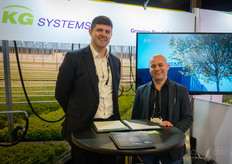LettUs Grow Ltd y KG Systems anuncian su asociación para la distribución mundial: https://www.verticalfarmdaily.com/article/9713176/new-global-partnership-agreement-signed-at-indoor-ag-con/En la foto Ben Crowther (LettUs Grow) y Matthias Haakman (KG)