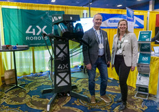 Michael Mortensen y Maria Gravesen de 4X Robots muestran su robot colaborativo: https://www.floraldaily.com/article/9710169/us-collaborative-delta-robot-to-be-unveiled-at-indoor-ag-con/ 