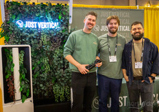 Conner Tidd, Patrick Ladly-Fredeen y Chistopher Di Grazia muestran el sistema Just Vertical