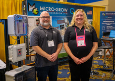 Josh Rudy y Kelley Nicholson con Micro-grow