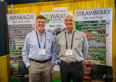 Scott Walker y Michael Walker, de Walker Brothers, que proporcionan material de partida para espárragos y berries.
