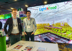 Don van Haeff y Niels Jacobs, Light4Food, muestran el robot de manipulación de flotadores