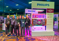 Gino Fratarcangeli, de Hazel Farms Group, visita al equipo de Philips / Signify. Prometimos no señalar lo bien que combinan los zapatos de Amos Bassi con la moqueta del recinto Indoor Ag-Con.