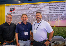 Michael Lee, de Planti, visita a Ton Versteeg y Abe Wiebe, de Universal Fabricating. Uno de sus proyectos de colaboración de este año es la ampliación de Double Diamond Farms.