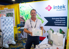 Dave Persing, de Intek Plastics. En un futuro próximo, la empresa lanzará un canalón aeropónico con espacio para plantas más grandes, tomates, pimientos y cannabis. Para permitir una flexibilidad total, el canal puede reducirse a la mitad de su tamaño gracias a una tapa independiente.