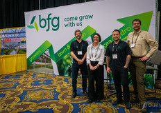 El equipo de BFG Supply de nuevo en su stand: David Branca, Kristen Hanson, Travis Farrell y Jason Jacobs