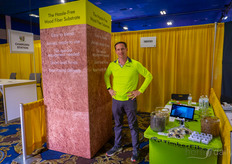 ¡Es amarillo brillante! ¡Pero qué bien le queda a Andrew Mondi, Timberfiber!