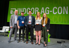 Ponencia principal del segundo día, sobre la situación de la industria canadiense, con Bahram Rashti, Director General y Cofundador de UP Vertical Farms, Gabriel Forero, Jefe de Cultivo de Sunterra Greenhouse, Valérie Terrault, Directora de Ventas y Marketing de Gen V, y moderada por Trina Semenchuk, Little Greenhouse That Could.