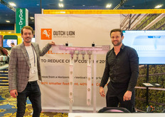 Vincent van der Gaag y Steinar Henskes, León holandés. La empresa nos ha hablado recientemente de su sistema de cultivo vertical: https://www.hortidaily.com/article/9712259/growing-lettuce-in-moving-cultivation-towers-smaller-greenhouse-lower-capex-lower-crop-costs/