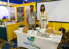 James Susaimuthu y Avnita Susaimuthu, de HortGrow Solutions, muestran su material de cultivo especializado para el mercado de la CEA
