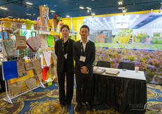 Ruoshui Ma y Xuan Luo, de Wujan Eudeco, presentan soluciones de papel para lechugas vivas y varios productos de floricultura.