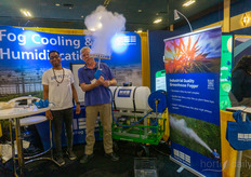 John Mee y Darrell Stittiams, de MeeFog Systems, presentan su nuevo nebulizador de calidad industrial para invernaderos.