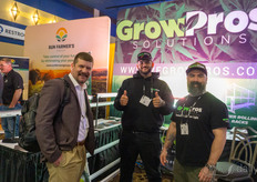 Jason Kravig, del Departamento Correccional de Colorado, visita a Carlos Sánchez y Justin Hernández, de Grow Pro Solutions.