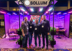 ¡Brilla como Sollum! En la foto: Christopher Prince, Matthew Bonavita, Abhay Thosar y Sam Soltaninejad.