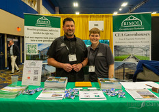 Adam Earle y Kyra Smith con Rimol Greenhouse Systems